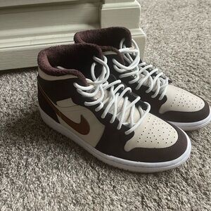 Air Jordan 1 Mid SE cream dark chocolate size 7.5